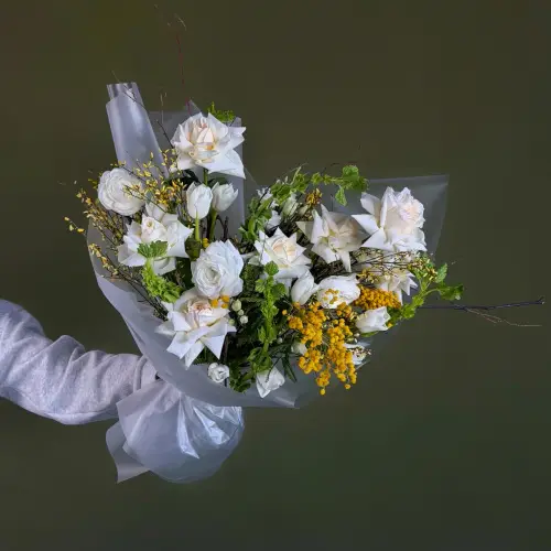 Букет из роз и мимозы с тюльпанами 