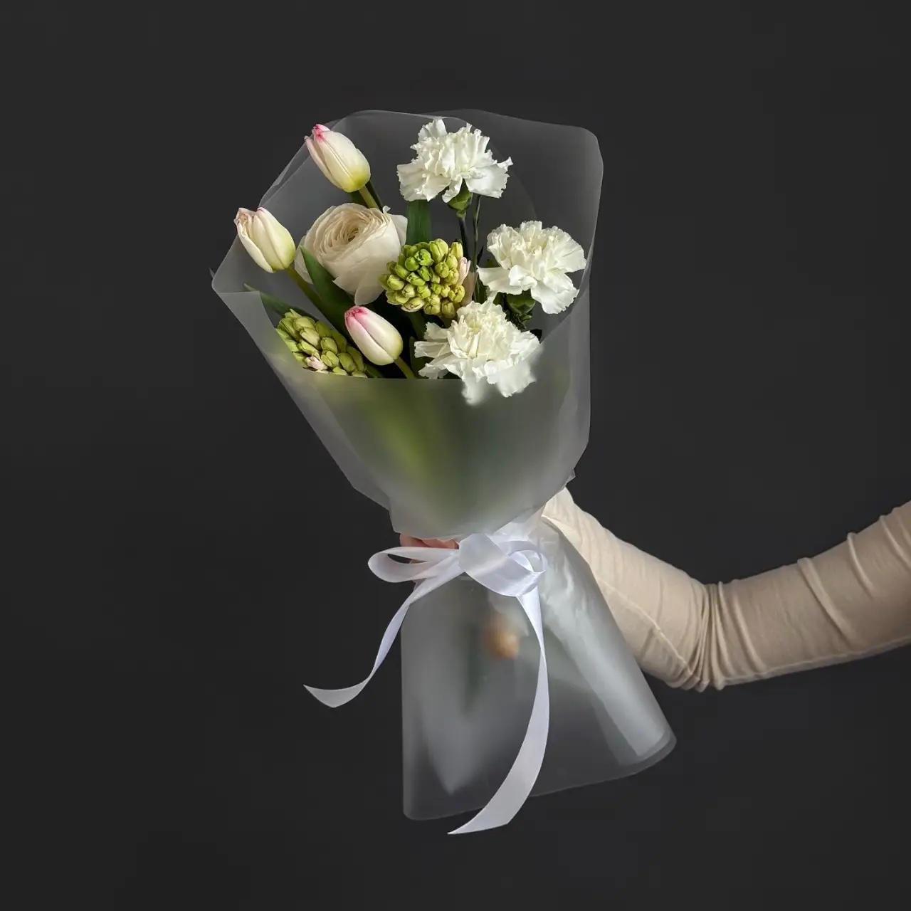 Букет из гиацинта с тюльпанами и ранункулюсом