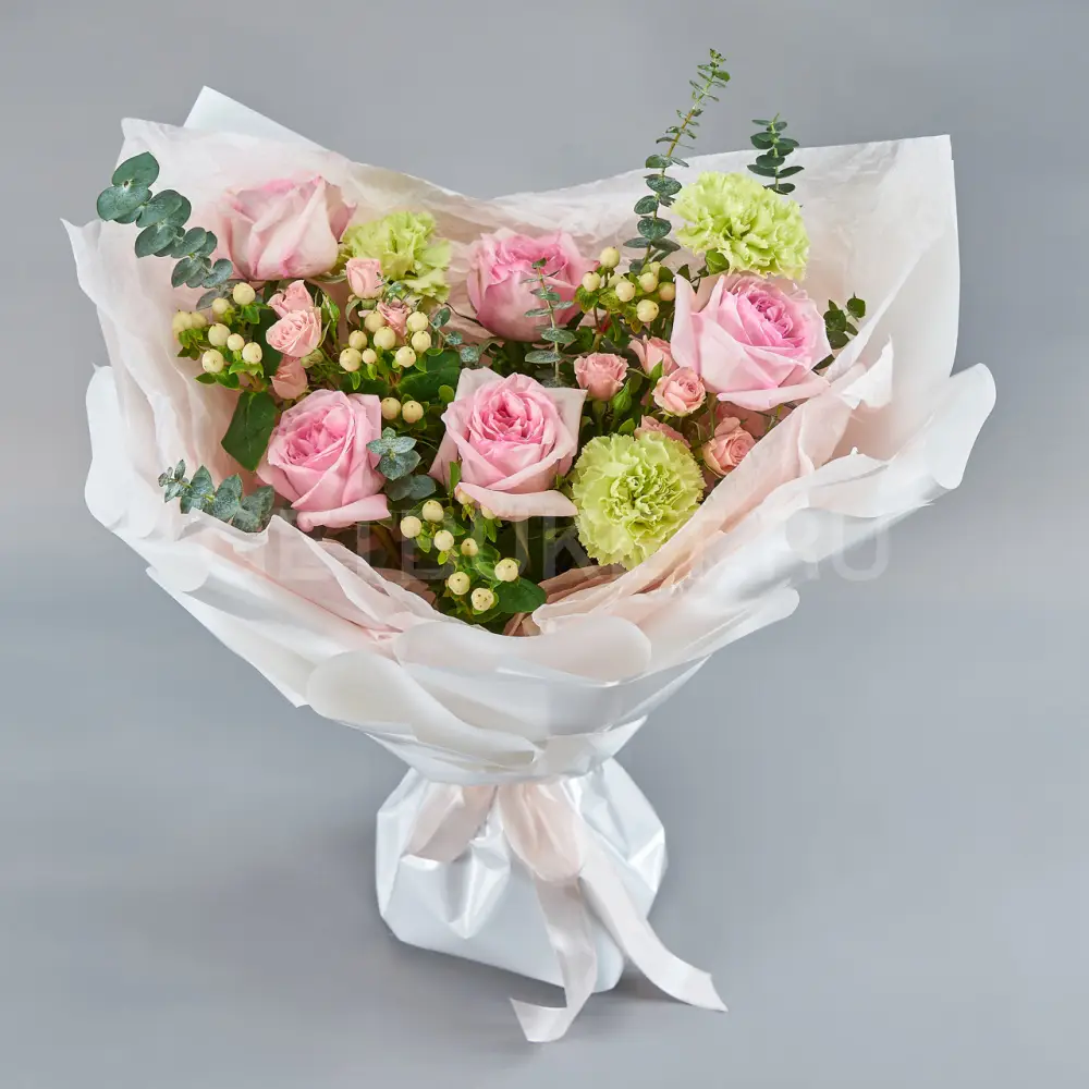 216068 Букет зеленых гвоздик, розовых роз и гиперикума