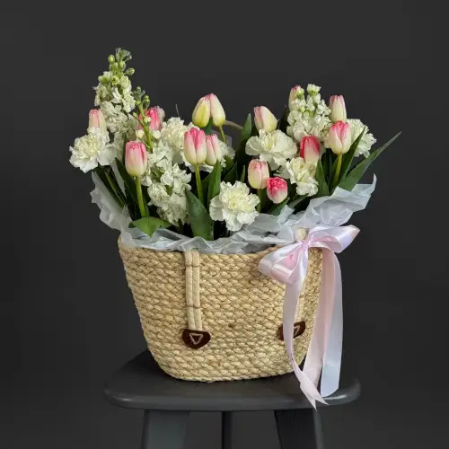 Цветочная композиция из тюльпанов, гвоздик и маттиолы в корзине