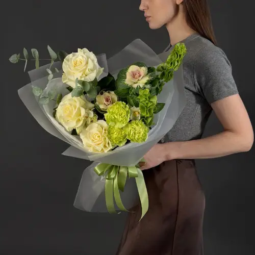 Букет из белых роз, молюцеллы и брассики 