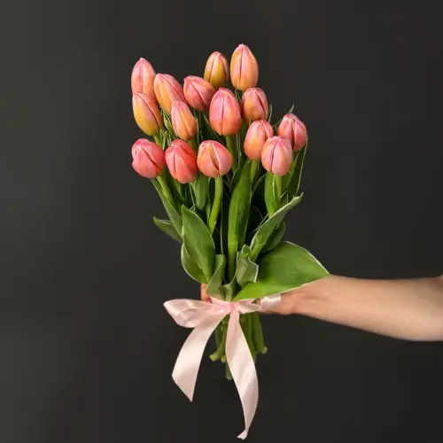 Букет из 15 розово-малиновых тюльпанов