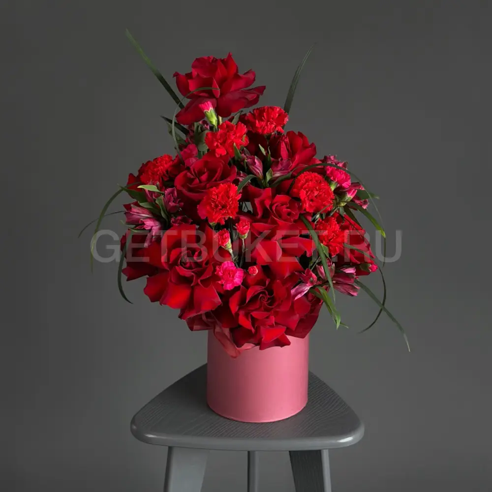 230765 Цветочная композиция из красных гвоздик и роз с берграссом в шляпной коробке