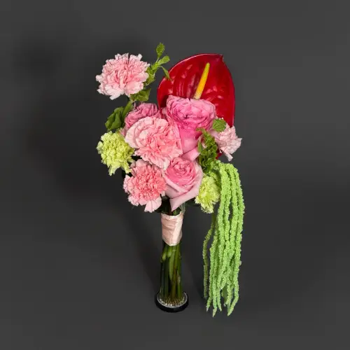 Букет невесты из антуриума, роз и молюцеллы 