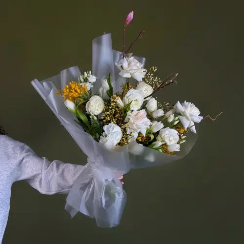 Букет из тюльпанов, роз и ранункулюса с магнолией