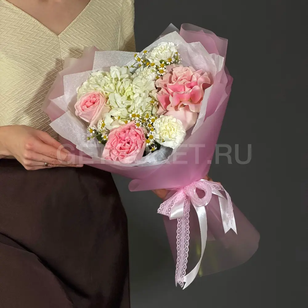 222779 Букет белой гортензии с розами, гвоздикой и танацетумом