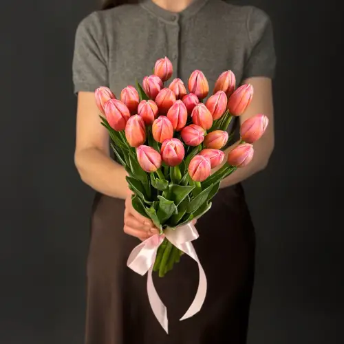 Букет из 25 розово-малиновых тюльпанов