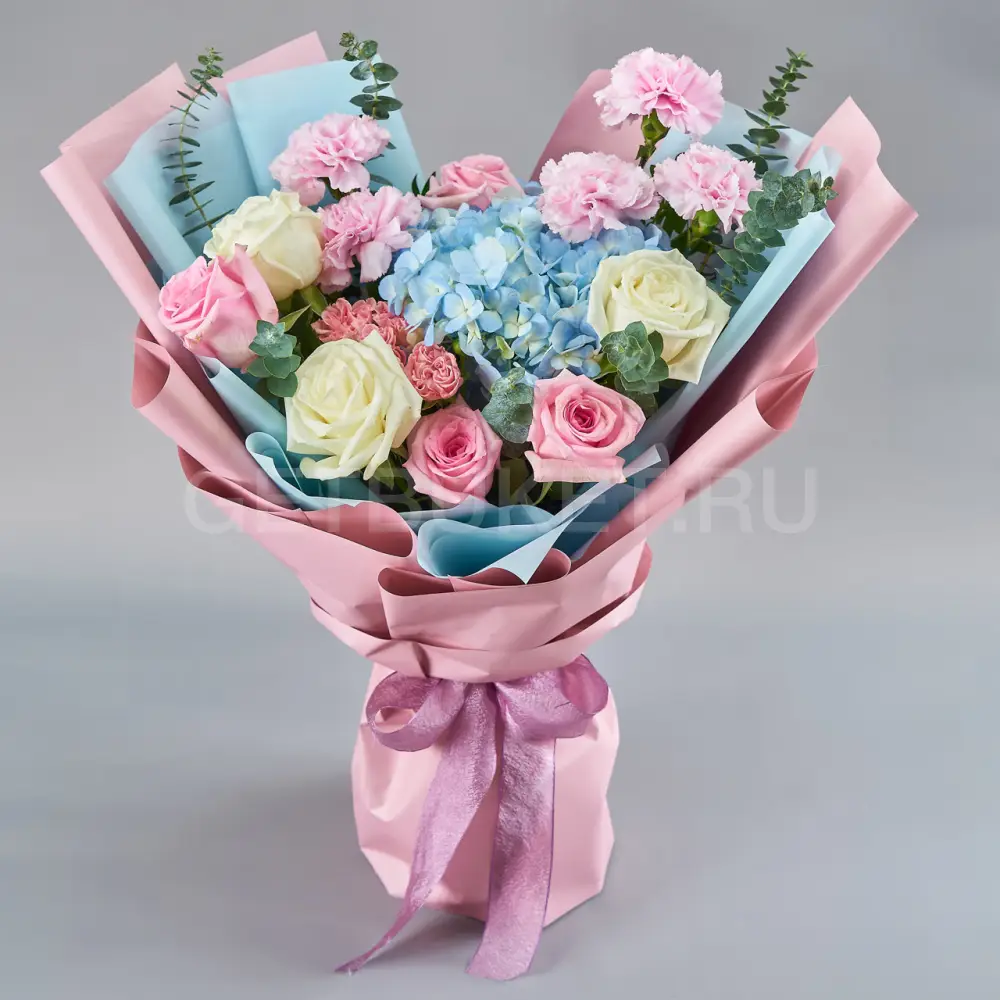 216067 Букет из голубой гортензии, розовых гвоздик и роз с эвкалиптом