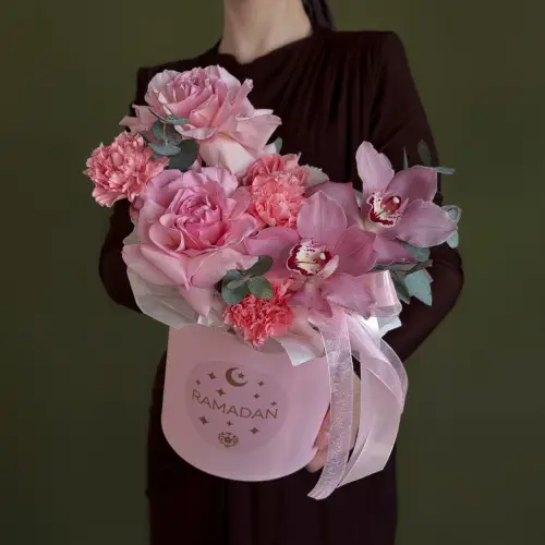 Цветочная композиция из роз, гвоздик и орхидеи в шляпной коробке