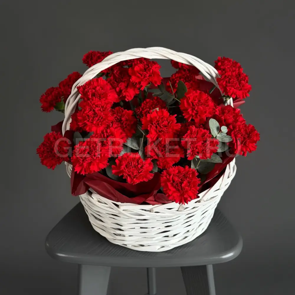 230773 Цветочная композиция из гвоздик в плетеной корзине