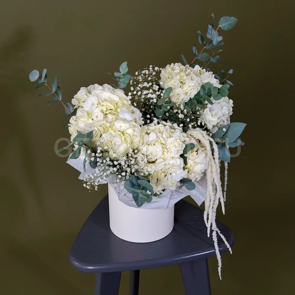 222851 Цветочная композиция из гортензий с гипсофилой в шляпной коробке