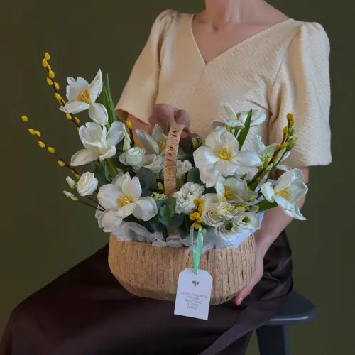 Цветочная композиция с тюльпанами, эустомой и вербой в корзине