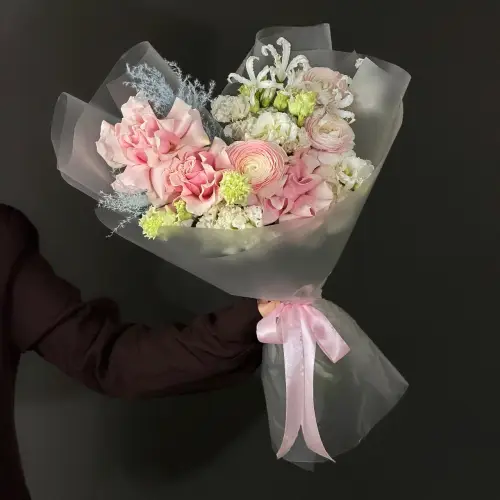 Букет из роз с нерине, ранункулюсом и эустомой