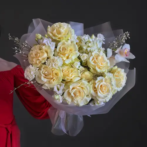 Нежный букет с белой гортензией, розами и орхидеей с генистой