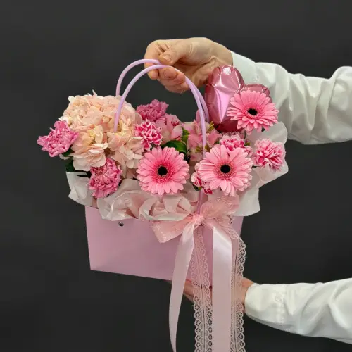 Цветочная композиция из гвоздик и гербер с гортензией